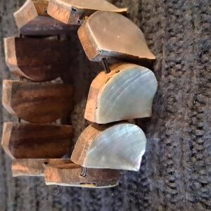 Bracelet made of 1 1/4 x 3/4 inch silver-gray shells connected with elastic.